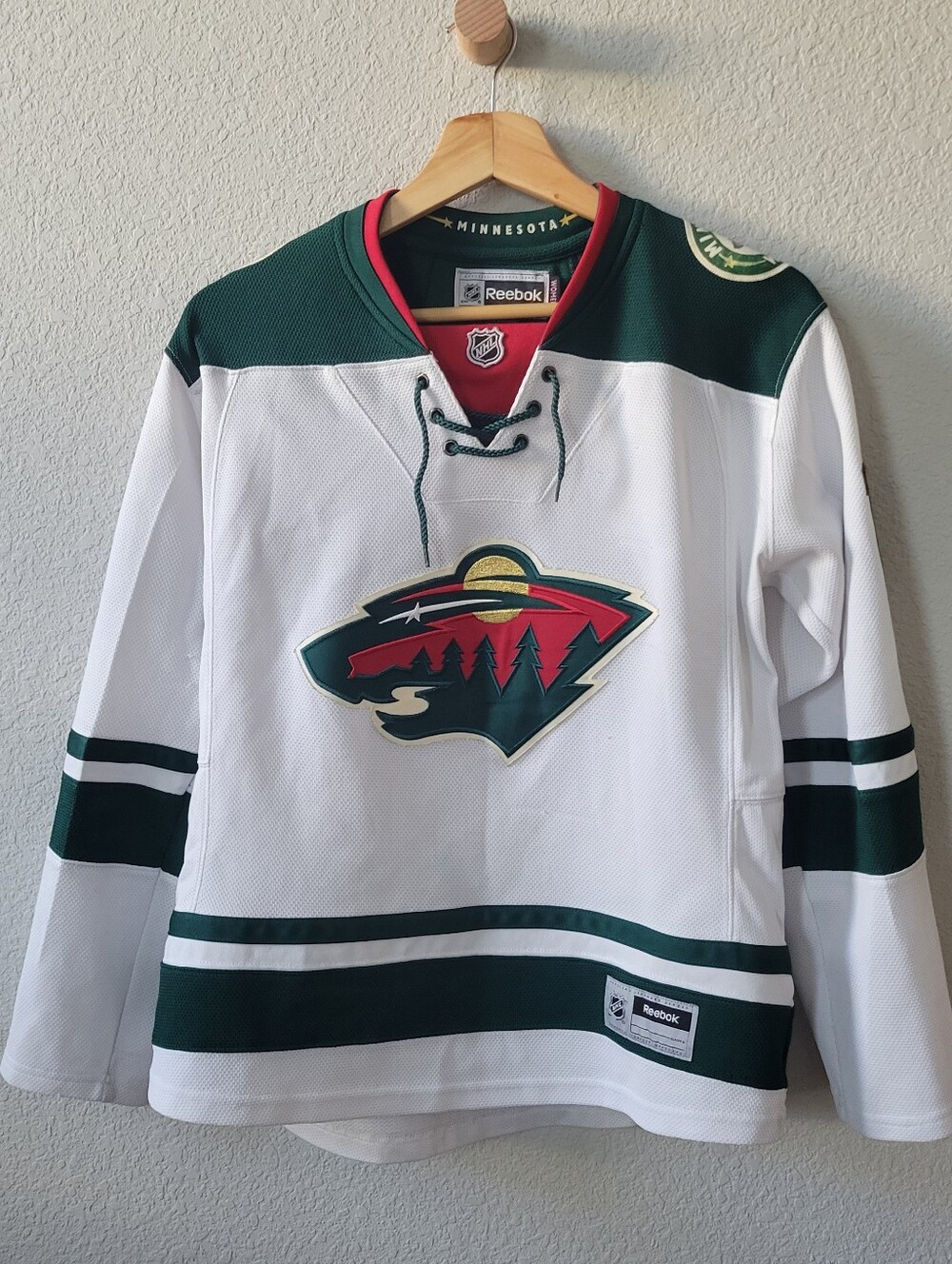 Minnesota Wild White Hockey Jersey Reebok Womens Size MEDIUM # 15 Gonzales